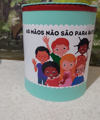 AS MÃOS NÃO SÃO PARA BATER HISTÓRIA NA LATA E NA LUVA